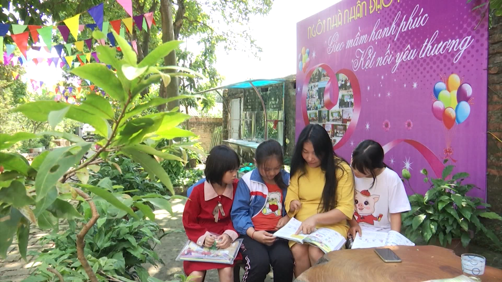 13 năm miệt mài dạy tiếng anh miễn phí của cô giáo khuyết tật
