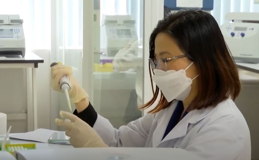 PGS.TS Tô Thị Mai Hương trong phòng thí nghiệm khai thác nguồn gen quý của lúa