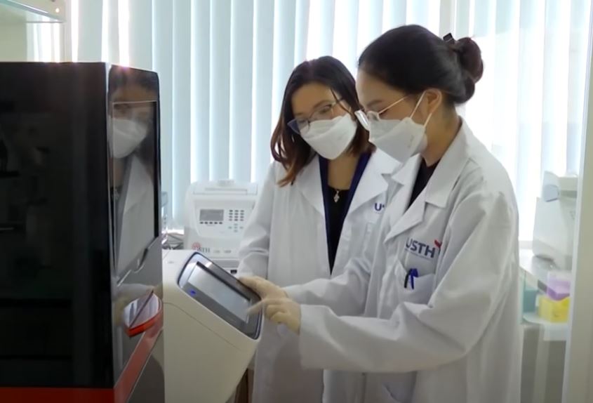 PGS.TS Tô Thị Mai Hương hướng dẫn sinh viên làm thí nghiệm tại phòng Lab