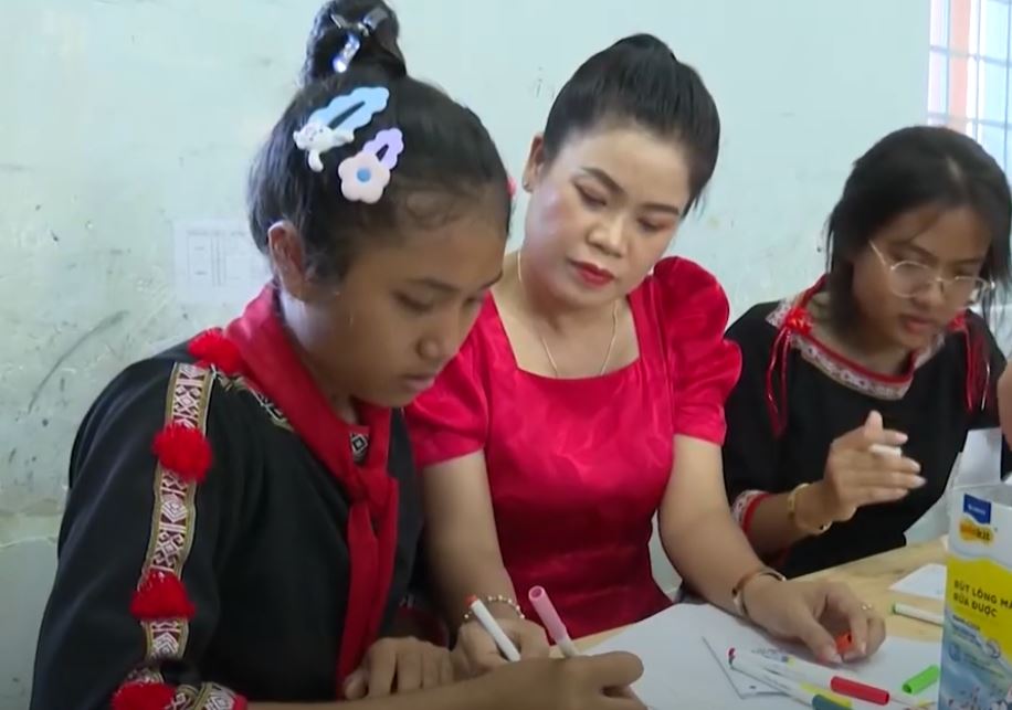   Cô Hoàng Thị Bảy kiêm nhiệm nhiều vai trò: vừa làm thầy, vừa làm mẹ, vừa làm bạn của học sinh vùng cao.   