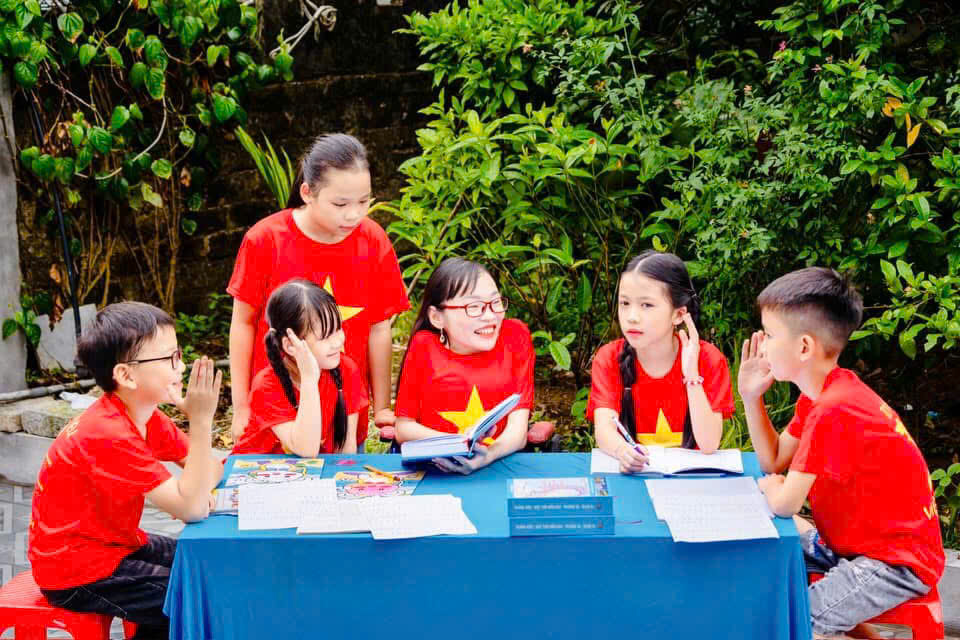 Cô Nguyễn Thị Ngọc Tâm và học sinh của mình.