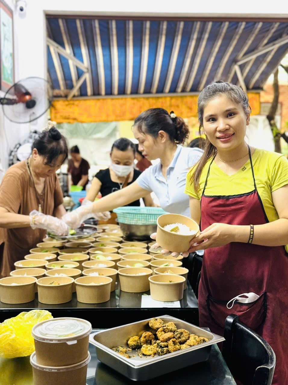 Chị Bùi Thị Tú cùng các phật tử làm các suất ăn dành tặng bệnh nhân