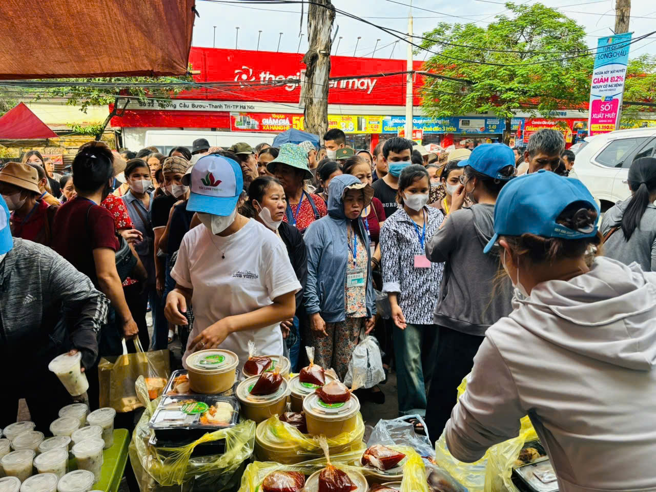 Bệnh nhân ung thư tại Bệnh viện K Tân Triều đón nhận các suất ăn chay miễn phí