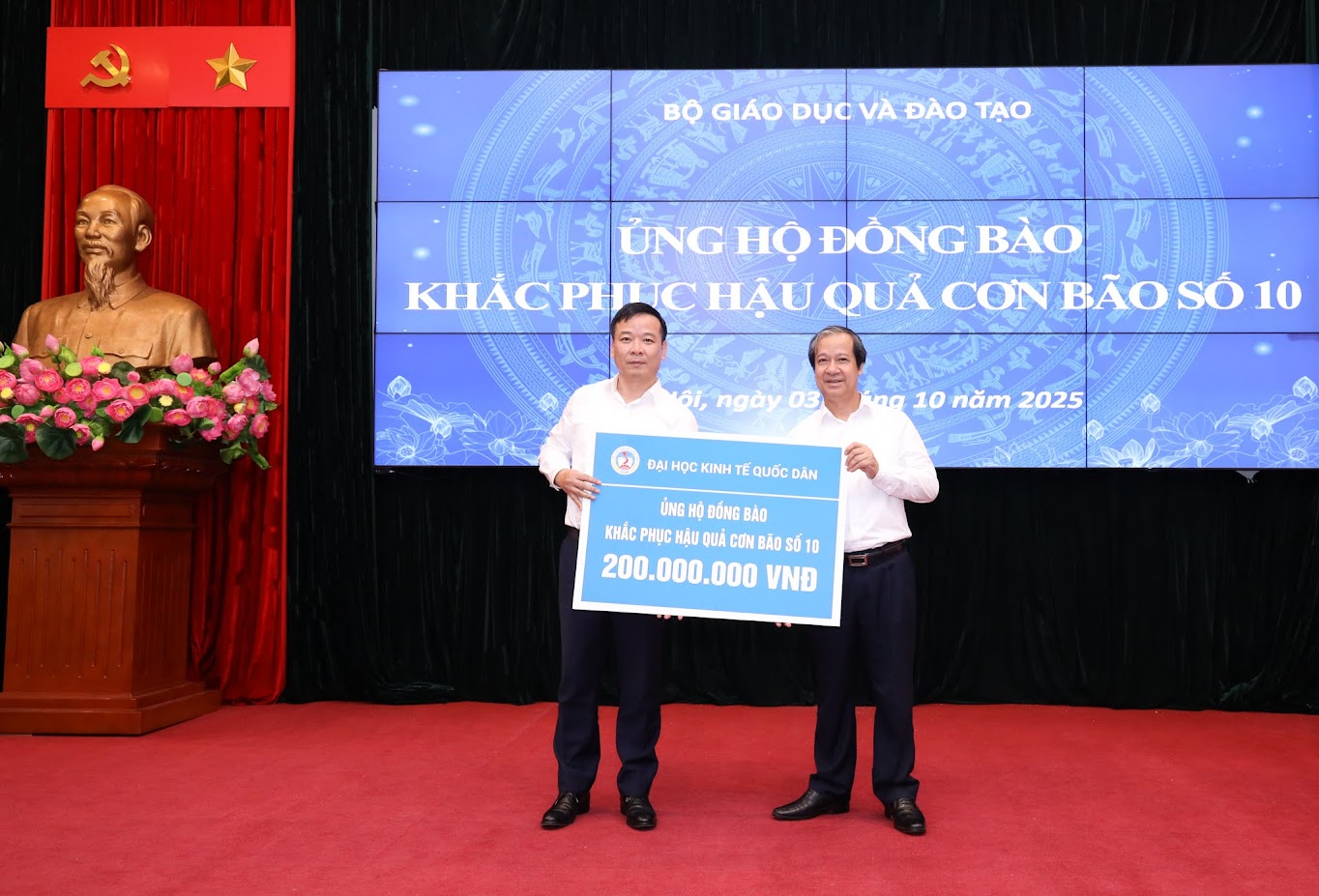 Nhiều trường Đại học đã quyên góp ủng hộ.