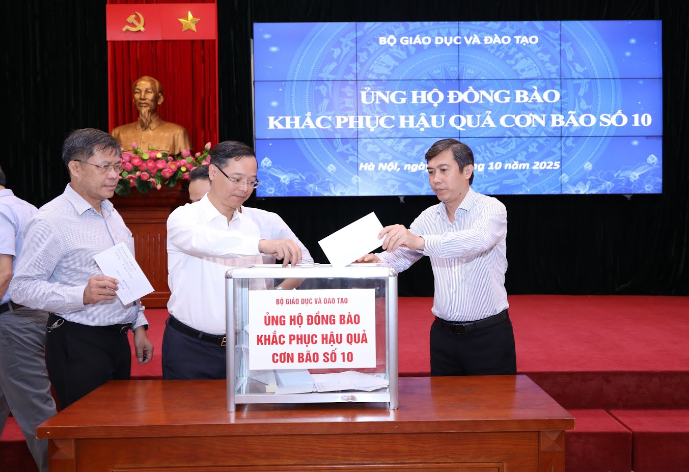 Chung tay ủng hộ đồng bào bị ảnh ưởng của cơn bão số 10.