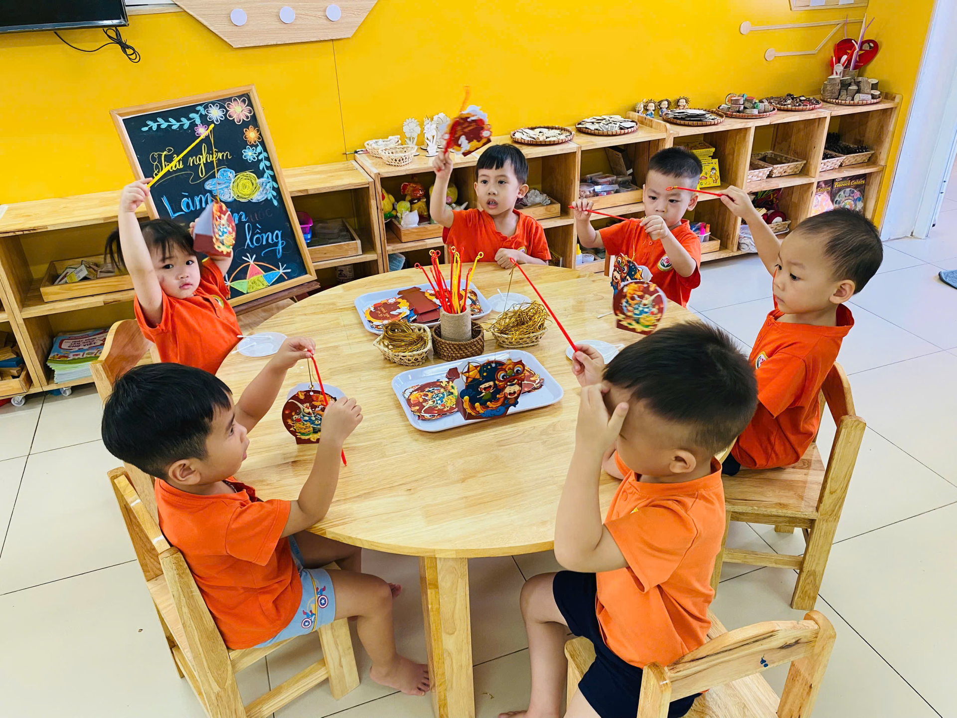 Học sinh lớp C4, trường mầm non Sen Hồng làm đèn lồng trung thu.