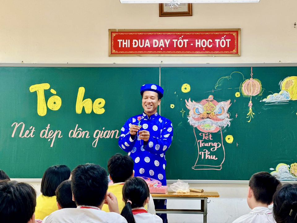 Học sinh trải nghiệm làm tò he. 