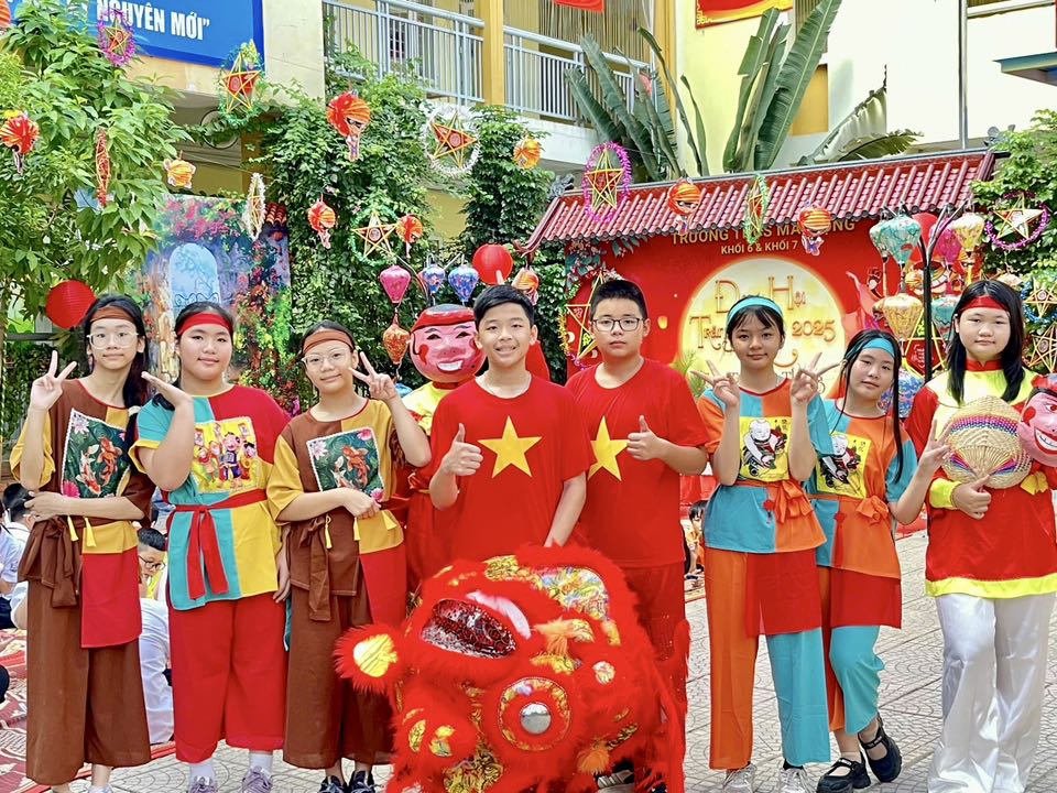 Học sinh hóa thân thành các nhân vật truyền thống. 