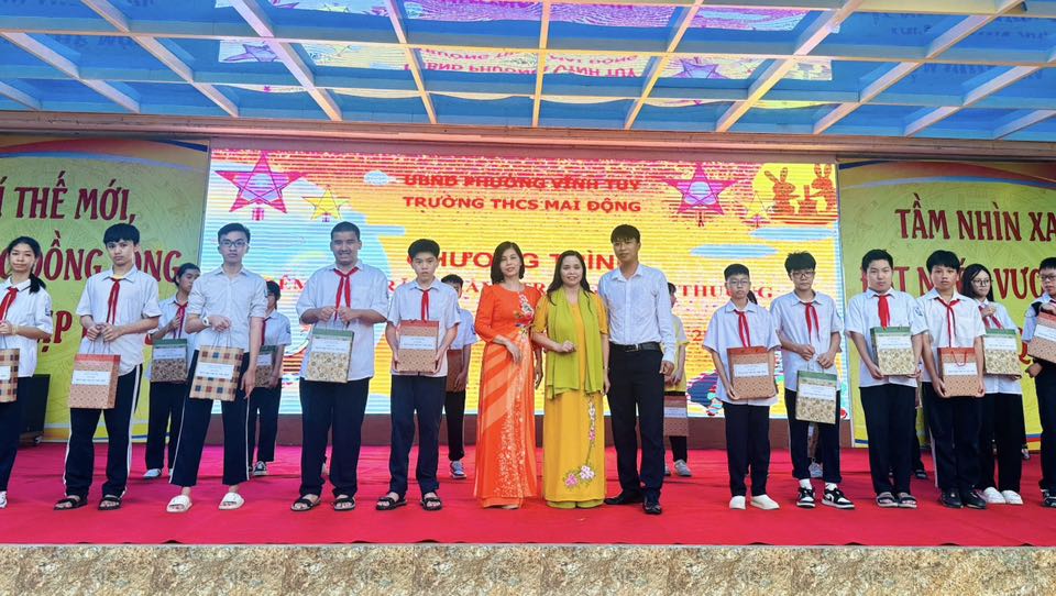Trường THCS Mai Động trao quà cho học sinh.