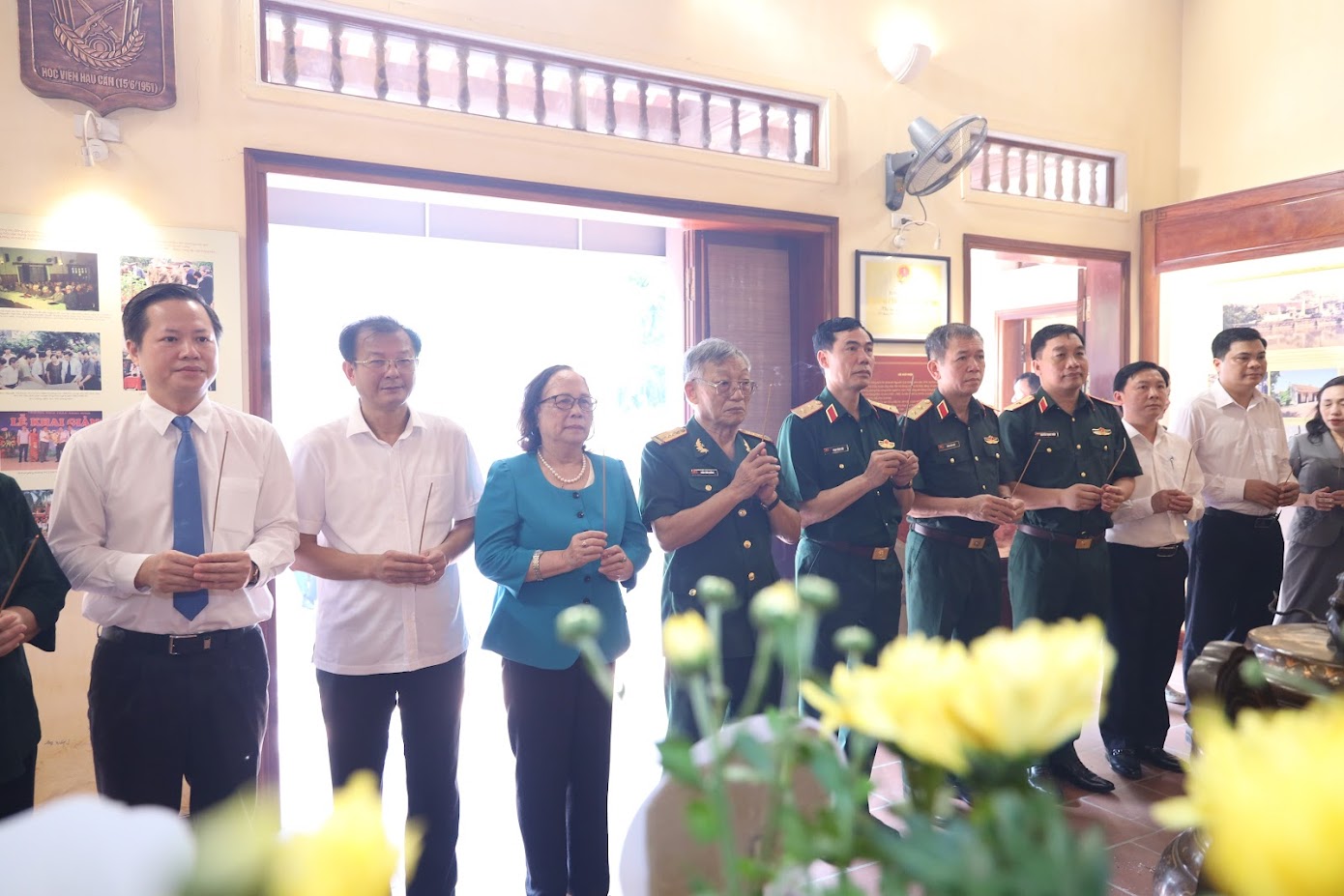   Các đại biểu dâng hương tưởng niệm đồng chí Trần Đăng Ninh.  