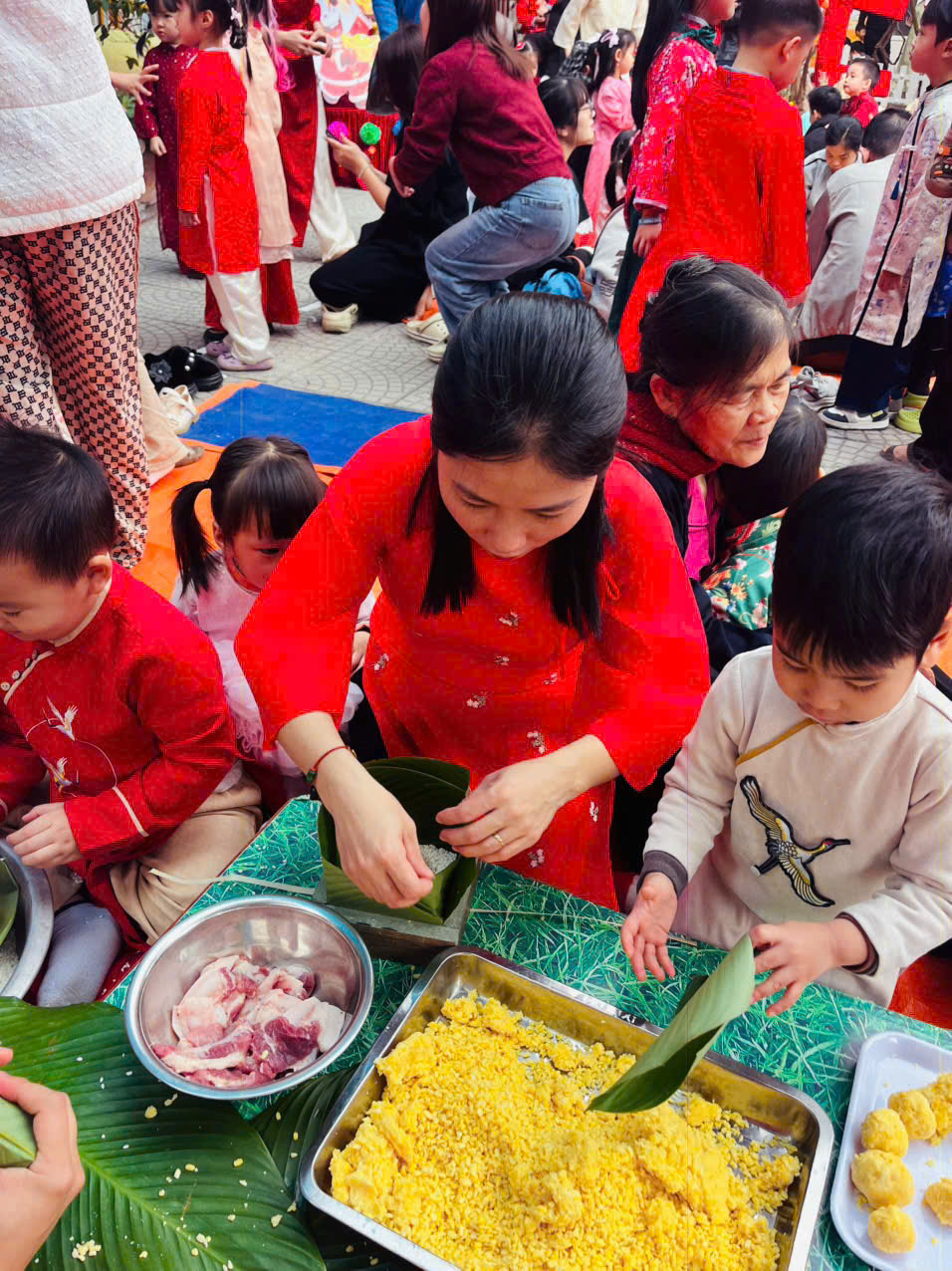 Hoạt động gói bánh chưng đã trở thành sợi dây gắn kết giữa gia đình và nhà trường.