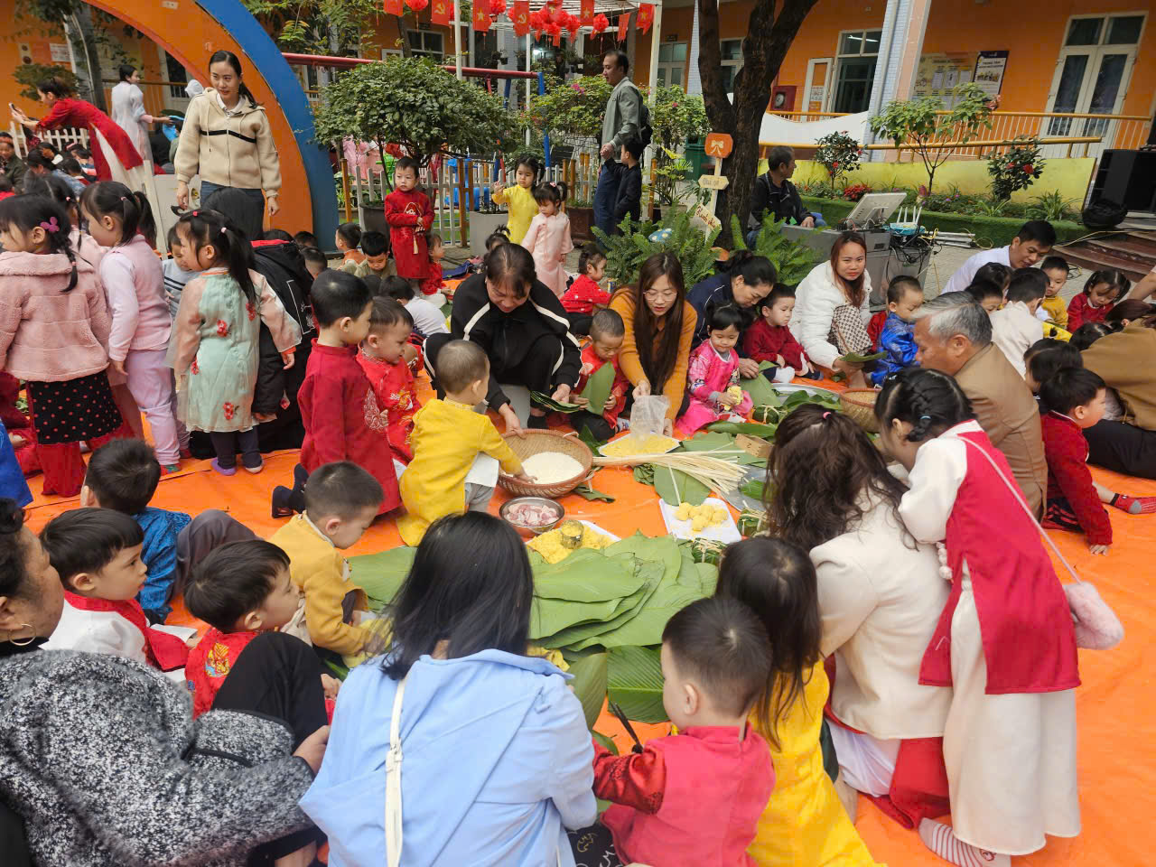 Dưới sự hướng dẫn của thầy cô và sự đồng hành của ông bà, cha mẹ, học sinh được thử gói những chiếc bánh chưng đầu tiên.