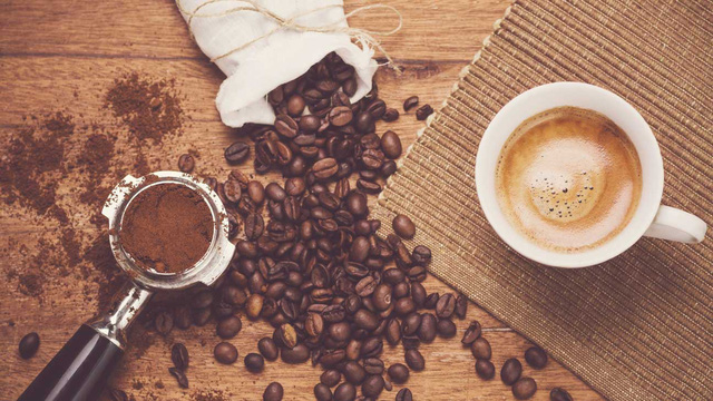 Caffeine làm tăng sự lo lắng, có thể ức chế thần kinh khiến tâm trạng của bạn thêm căng thẳng.