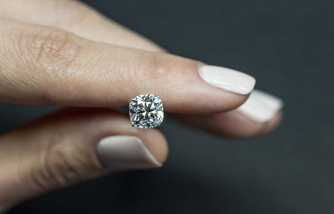 Mùa cưới chạm ngõ, bạn đã biết cách phân biệt kim cương thật và nhân tạo?