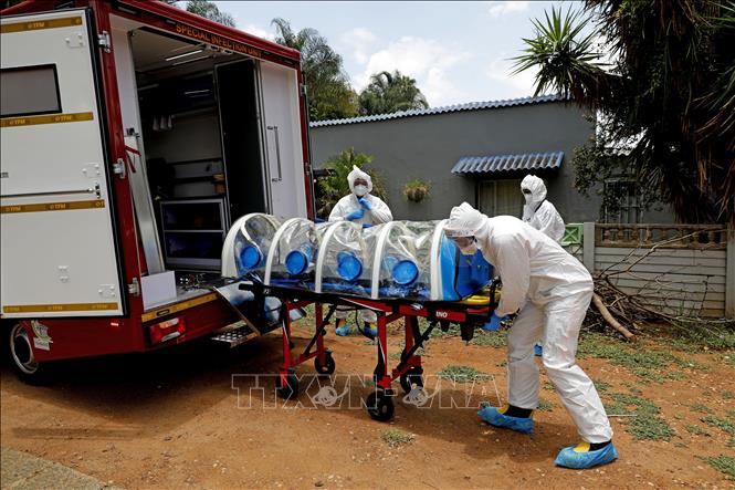 Chuyển bệnh nhân mắc COVID-19 lên xe cứu thương tại Pretoria, Nam Phi ngày 15/1. Ảnh: AFP/TTXVN