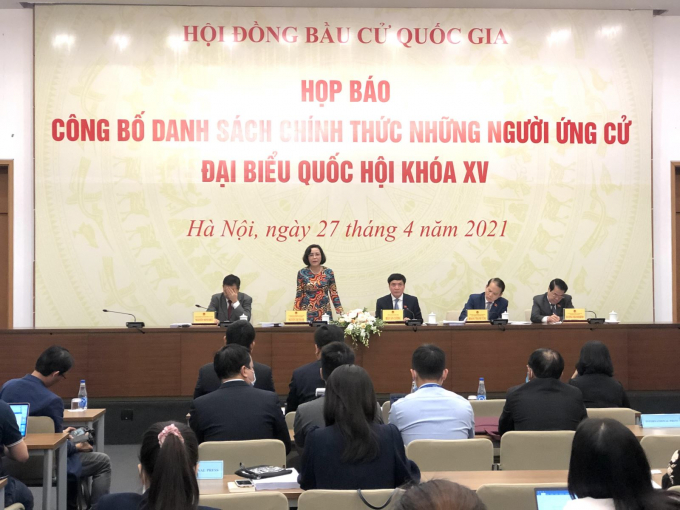 Bà Nguyễn Thị Thanh, Ủy viên Ủy ban Thường vụ Quốc hội, Trưởng ban Công tác đại biểu Quốc hội cung cấp thông tin cho báo chí tại cuộc họp báo.