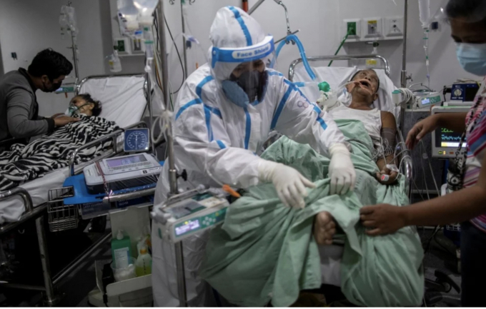 Nhân viên y tế hỗ trợ bệnh nhân thở máy tại Quezon City, Philippines. Ảnh: Reuters 