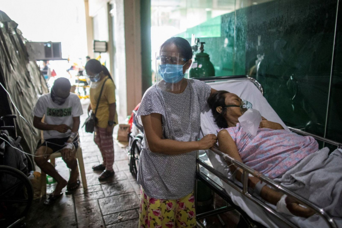 Các bệnh nhân được điều trị bên ngoài một bệnh viện công ở thành phố Quezon, nơi vừa thông báo tình trạng quá tải ngày 26/4. Ảnh: Reuters