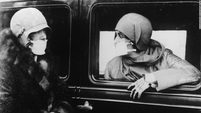 Người dân đeo khẩu trang trong dịch cúm 1918. Ảnh: CNN