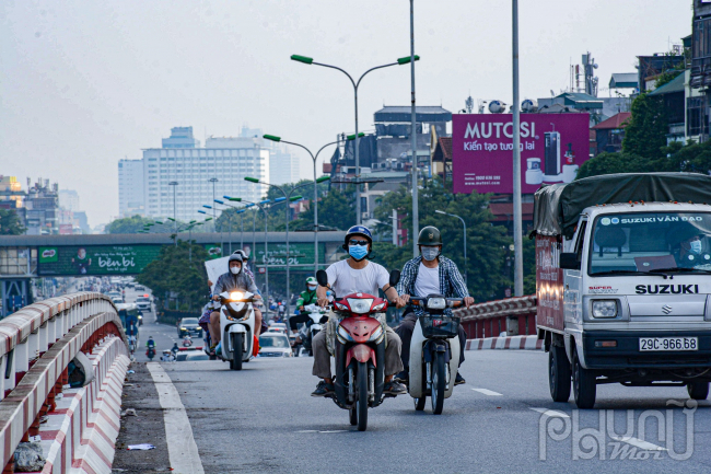 Bắt đầu từ 6 giờ sáng ngày 24/7 TP Hà Nội thực hiện giãn cách xã hội theo chỉ thị 16 nhưng số lượng người dân ra đường vẫn rất đông: Ảnh chụp lúc 10 giờ trưa ngày 24/7 tại cầu vượt Giải phóng.