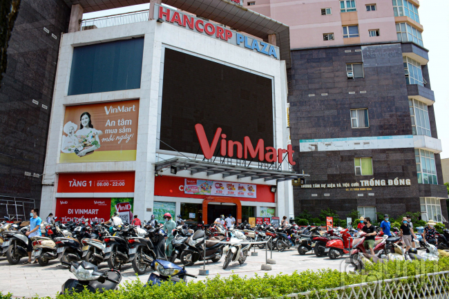 Đến hơn 11 giờ trưa nay các siêu thị trên địa bàn thành phố Hà Nội vẫn còn rất đông khách hàng.