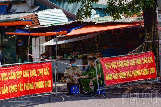 Lực lượng chức năng đã lập rào chắn cấm họp chợ, chợ tạm chợ cóc để đảm công tác phòng chống dịch tại chợ cóc đường Cầu Mới. Ảnh chụp lúc 9 giờ sáng