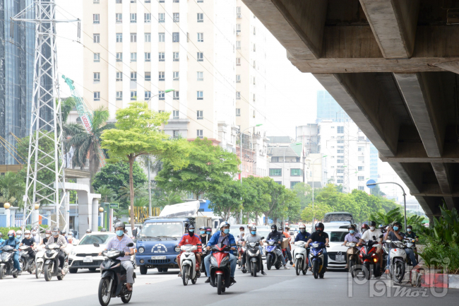 Xe máy di chuyển rất nhiều trên đường Phạm Hùng, có người còn đứng lại vô tự chụp ảnh. 