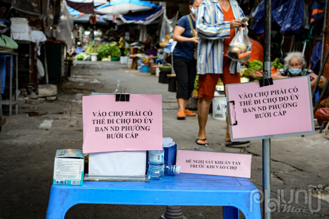 Người dân Hà Nội áp dụng mô hình đi chợ bằng phiếu