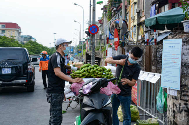 Tiếp tế lương thực tại khu phong toả nóng nhất Hà Nội