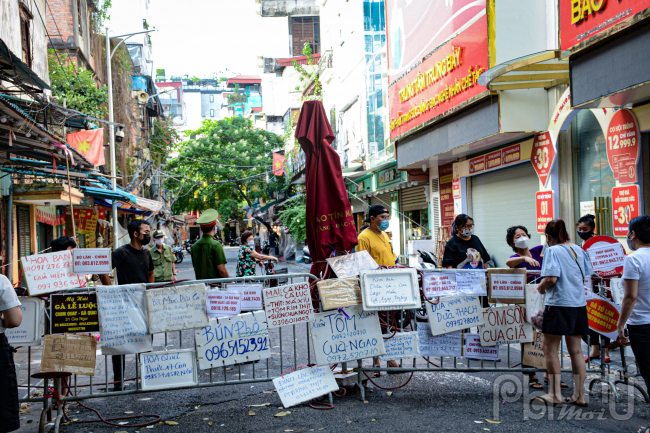 Ngày 15/8, chợ Hàng Bè (phường Hàng Bạc, quận Hoàn Kiếm), bắt đầu thực hiện quy định mới về việc đi chợ.