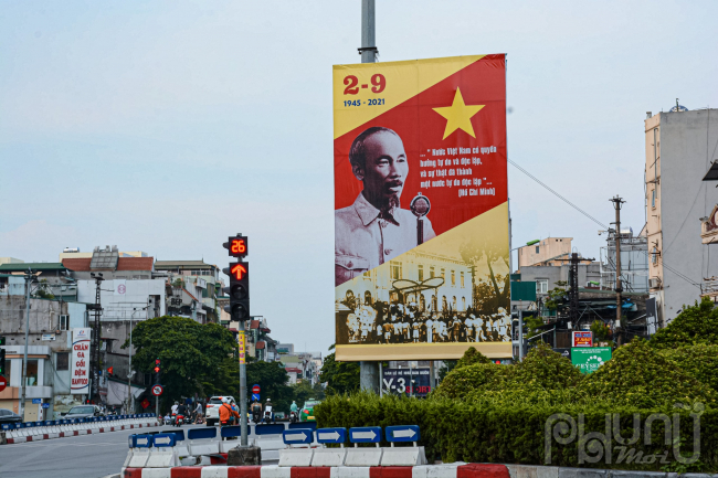 Tấm pano lớn tại ngã tư Xã Đàn, hình ảnh Chủ tịch Hồ Chí Minh đọc bản Tuyên ngôn Độc lập đặt tại phố Ngô Quyền (quận Hoàn Kiếm).