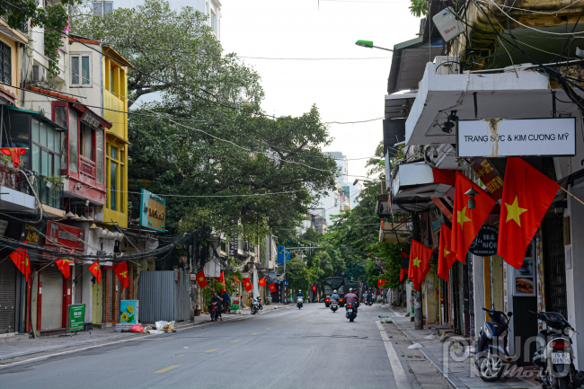 Người dân tại phố Hàng Gai và các tuyến phố khác Hà Nội vẫn trang trọng cắm lá cờ Tổ quốc trước cửa nhà để chào mừng kỷ niệm 76 năm Ngày Quốc khánh 2/9.