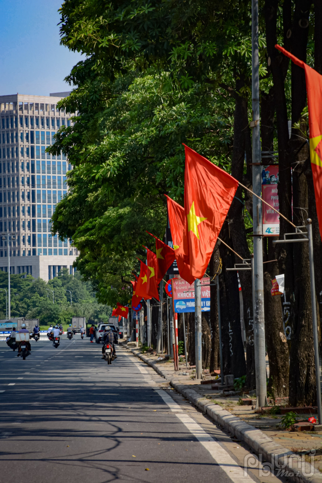 Đường Lê Quang Đạo là tuyến đường ngoài khu vực trung tâm những người dân nơi đây vẫn không quên treo cho nhà mình những lá cờ Tổ quốc chào mừng Ngày Quốc khánh.