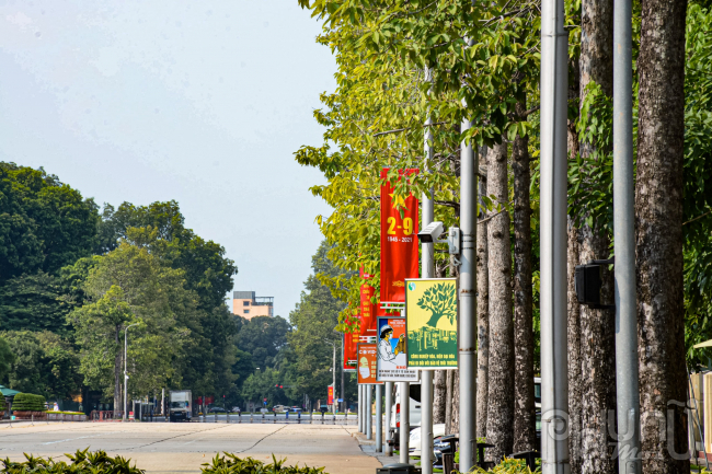 Áp phích được bố trí dọc tuyến đường Hùng Vương (quận Ba Đình).