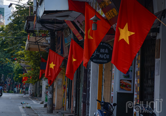 Đường phố Hà Nội vắng vẻ trong thời gian giãn cách xã hội.
