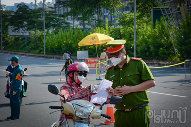 Lực lượng chức năng  tiến hành kiểm tra giấy tờ như thường lệ và tập trung nhắc nhở người dân ra đường.