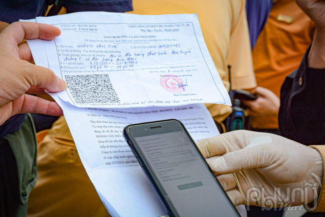Giấy đi đường mẫu mới của ghi thông tin bằng tay của anh Hoàng văn Phổ, nhưng khi tiến hành quét mã QR code thì lại ra thông tin của một người khác là Nguyễn Văn Bạch.