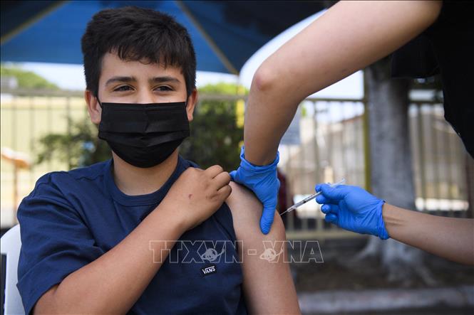Tiêm vaccine ngừa COVID-19 của Hãng Pfizer cho trẻ em 13 tuổi tại Los Angeles, California (Mỹ) ngày 14/5/2021. Ảnh: AFP/TTXVN