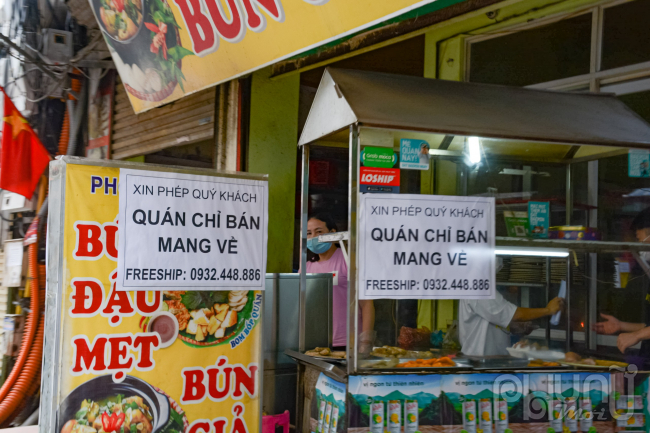 Hà Nội: Người dân xếp hàng mua đồ ăn mang về, hàng quán dần mở cửa trở lại