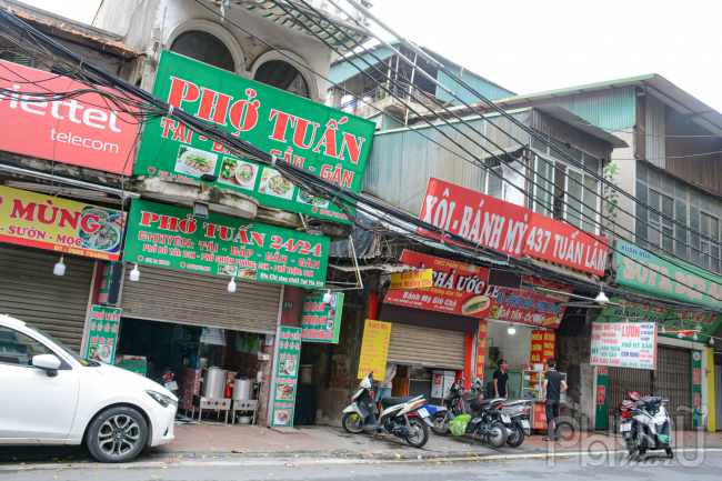 Hàng quán ăn tại đường Đê La Thành thuộc địa phận quận Ba Đình tuân thủ nghiêm thời gian mở cửa cũng như các quy định phòng, chống dịch khi được hoạt động trở lại.