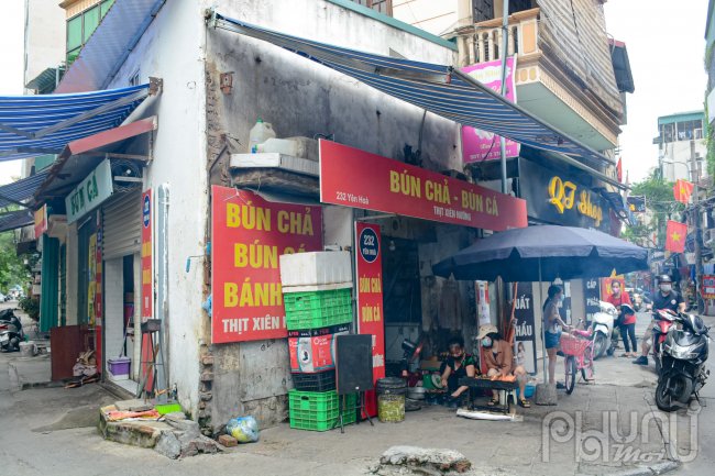 Hàng quán phục vụ ăn uống tại phố Yên Hòa, quận Cầu Giấy cũng bắt đầu hoạt động trở lại.
