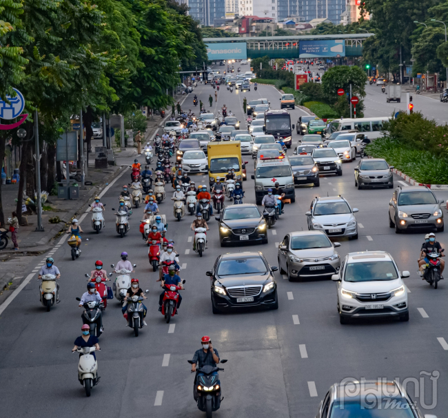 Phố Nguyễn Chí Thanh khá đông đúc phương tiện tham gia giao thông.