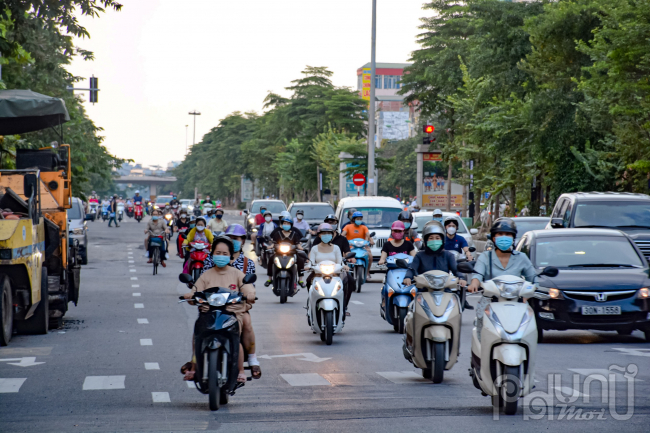 Hàng loạt tuyến phố, trục đường lớn nhỏ tại trung tâm Hà Nội người đã dần đông trở lại sau khi nới lỏng giãn cách.