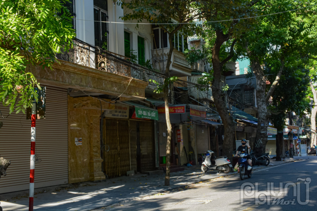 Khung cảnh chưa từng có từ trước đến nay tại Hà Nội, hàng quán đóng cửa ngừng kinh doanh do dịch bệnh.
