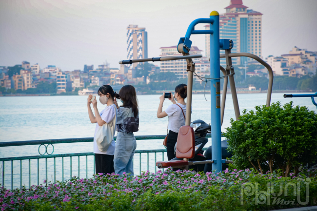 Các bạn nữ trẻ  chụp ảnh, check in tại Hồ Tây chiều ngày 21/9.