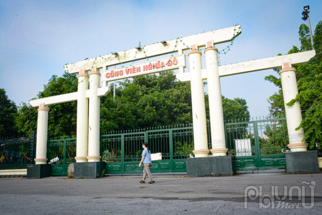 Sáng ngày 28/9, buổi đầu tiên được thể dục ngoài trời, người dân tại khu vực công viên Nghĩa Đô, Cầu Giấy bắt đầu dậy sớm đi bộ, thể dục, thể thao sau 4 đợt giãn cách nới lỏng.