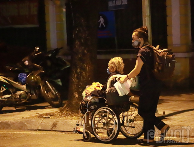 Hơn 100 F1 bệnh viện Việt Đức được đưa đi cách ly trong đêm