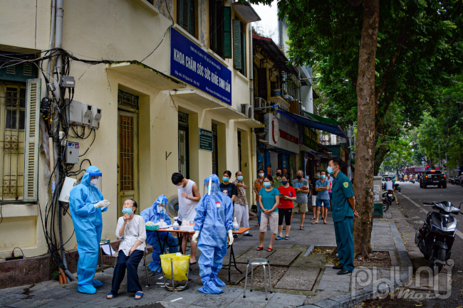 Ghi nhận PV sáng 3/10, lực lượng y tế tiếp tục lấy mẫu xét nghiệm lần 2 cho nhiều người liên quan đến các ca dương tính ở Bệnh viện Hữu nghị Việt Đức.
