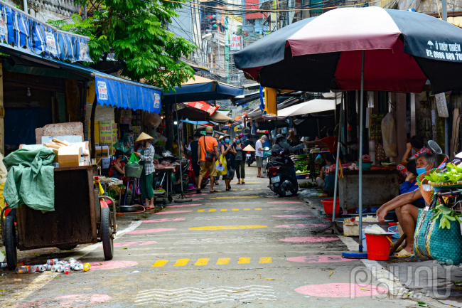 Chợ Tân Mai (phường Tân Mai, quận Hoàng Mai), là chợ đầu tiên được lực lượng chức năng nơi đây kẻ vạch, phân luồng tại con đường dẫn vào chợ để hạn chế người vào chợ quá đông.