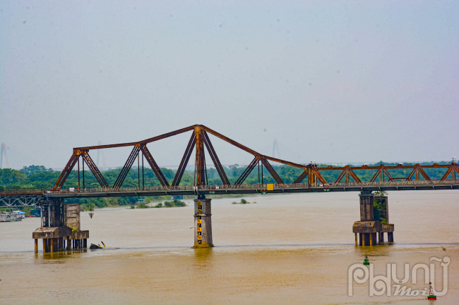 Cầu Long Biên là cây cầu thép đầu tiên nằm bắc ngang qua sông Hồng, nối hai quận Long Biên và Hoàn Kiếm của thành phố Hà Nội. Cầu Long Biên được khởi công xây dựng năm 1898, hoàn thành năm 1902, cầu Long Biên, cây cầu thép bắc qua sông Hồng dài gần 2km do nhà thầu Daydé & Pillé thi công. Đây là cây cầu lớn nhất Đông Dương lúc đó và là một chứng tích lịch sử đối với người dân Việt Nam về một thời kì thuộc địa kéo dài gần một thế kỉ. Đây là những tư liệu nối tri thức lịch sử giữa quá khứ và hiện tại của công trình kiến trúc nổi tiếng này.